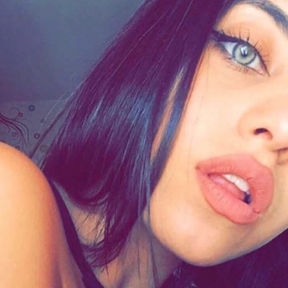 Meet your Posher, Veronica 💕 - Picture 2 of 2